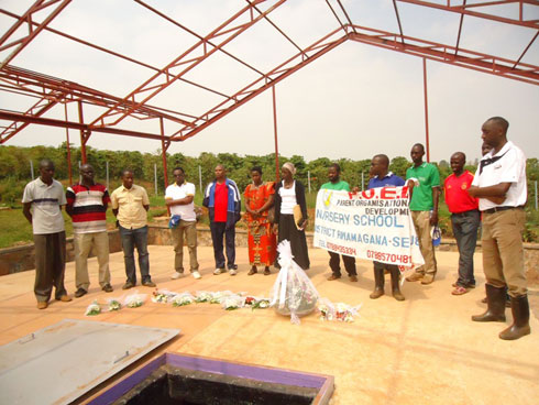 Abagize POED bakoze urugendo bibuka abazize Jenoside banashyira indabo ku rwibutso rwa Muyumbu.