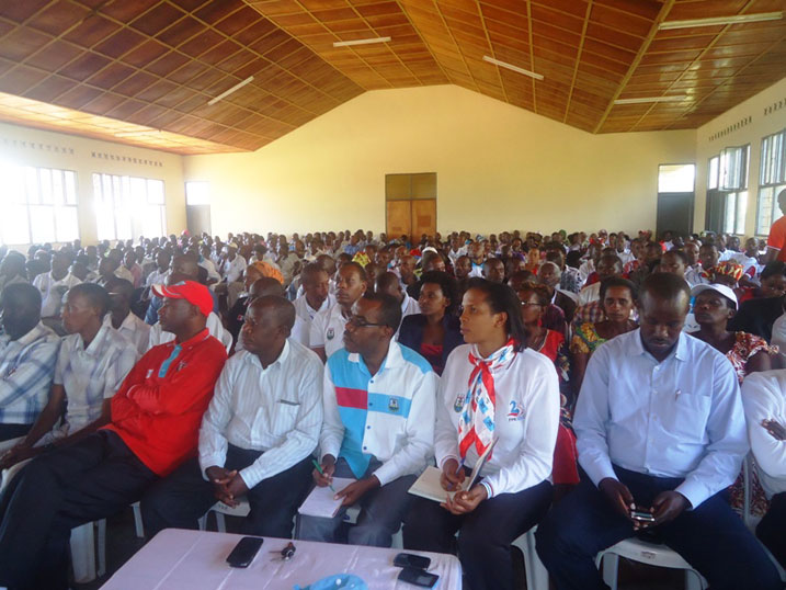 Abagize inteko rusange ya FPR Inkotanyi mu karere ka Rwamagana, ubwo bari bakurikiye ibiganiro.