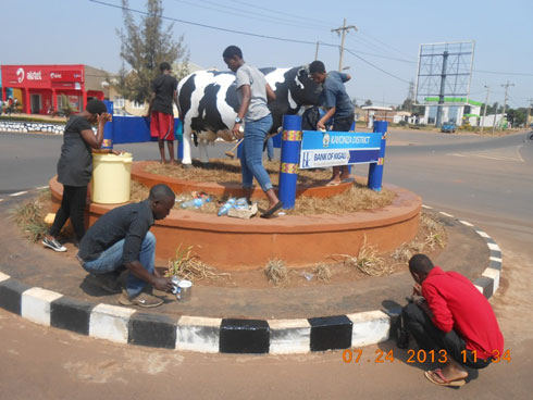Abagize itsinda YCEG bakoze isuku banasiga amarangi kuri Rond Point ya Kayonza.
