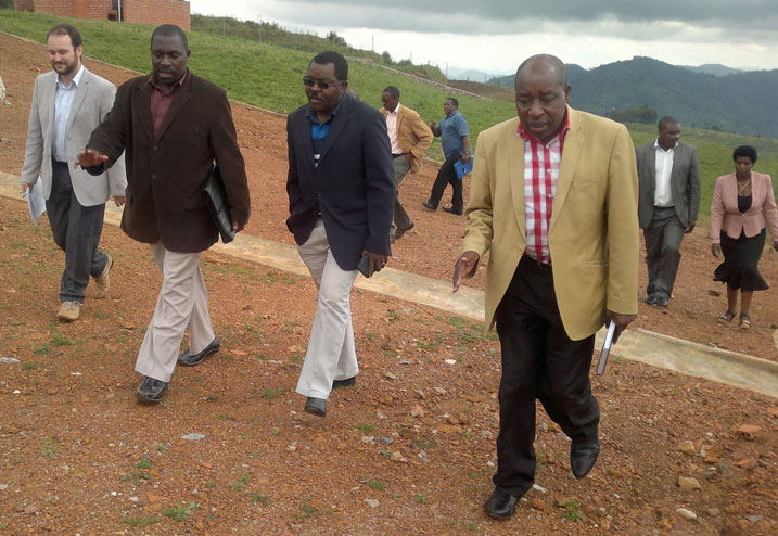 Abagize itsinda ryasuye akarere ka Burera bari kumwe na bamwe mu bayobozi b'akarere ka Burera bari kuzengruka icyo kigo cyigisha imyuga.