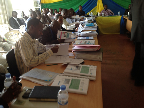 Abagize itsinda basuzuma aho imihigo igeze mu nyandiko.