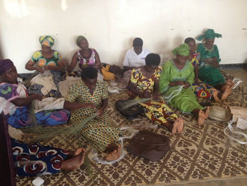 Abagore baboha uduseke n'indi mitako irimo ngofero bemeza ko bagikeneye kwagura isoko.