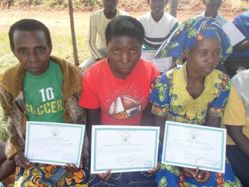 Abagore bamaze kumenya kwandika ngo bahita biteza imbere binyuze mu gutuma batinyuka bisiness.