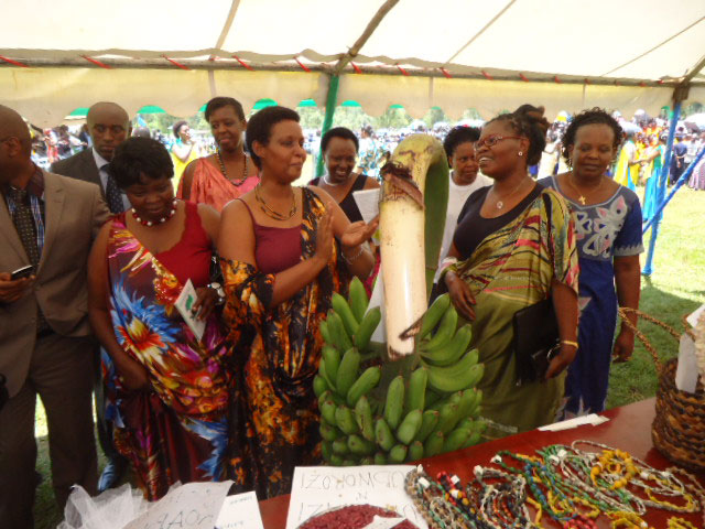 Abagore bo mu karere ka nyamasheke bamurikiye Minisitiri Gasinzigwa ibyo bagezeho.