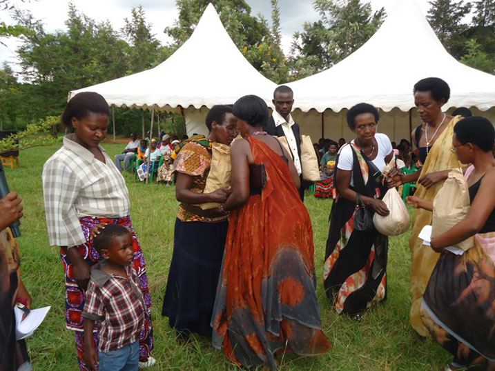 Abagore baremeye ibyo kurya bagenzi ba bo batishoboye n