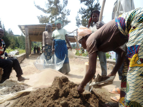 Abagore bo mu karere ka Karongi badashoboye kwaka inguzanyo ngo bakore imishinga igaragara batinyutse imirimo yafatwaga nk