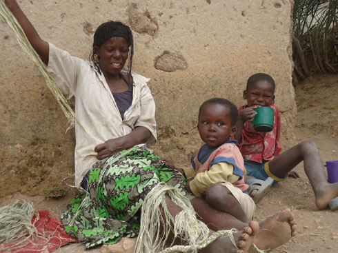 Abagore bo mu mudugudu wa Bunyeshwa ngo nta mazimwe babamo kuko bafite icyo baba bahugiyeho.