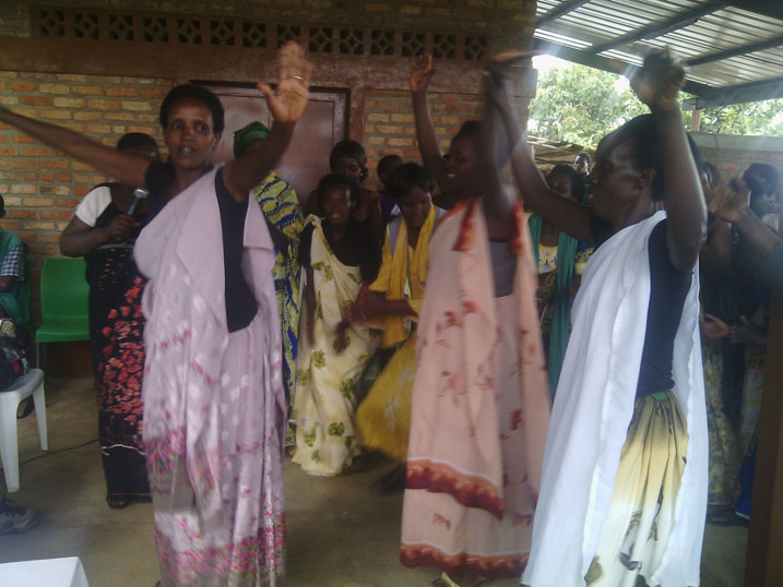 Abagore bo mu nkambi ya Kigeme bizihije umunsi wabo.