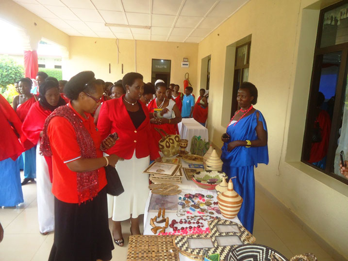 Abagore bo muri FPR basuye ibikorwa by'ubukorikori bikorwa na bagenzi babo b'abanyamuryango.