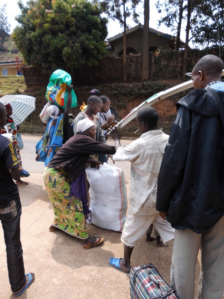 Abagore baba barwanira imizigo n