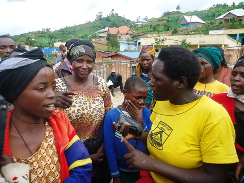 Abagore babiri barwanye n