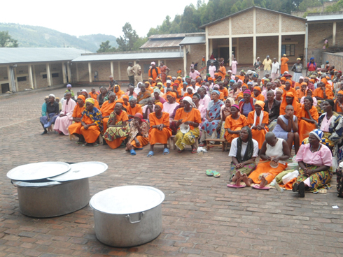 Abagore bafungiye ibyaha bitandukanye barimo baboha uduseke.