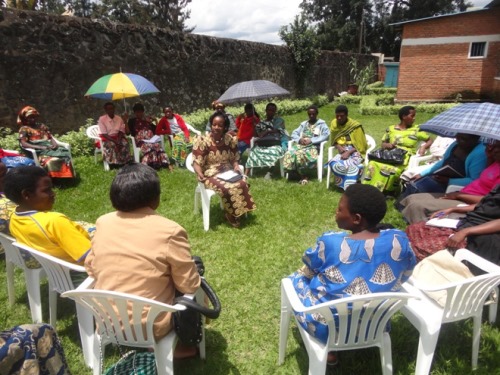 Abagore bashyizwe mu matsinda ngo batange ibitekerezo.