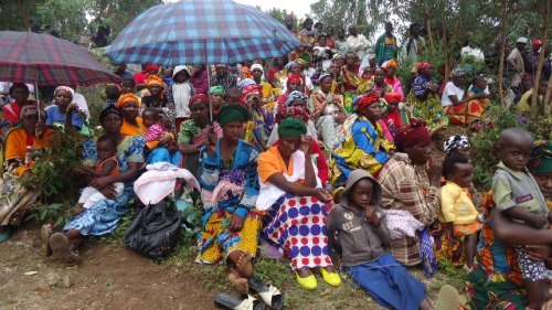 Abagore bo mu murenge wa Cyeru bari babukereye.