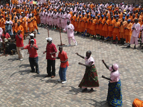 Abagororwa bari mu byishimo byo kwakira abashyitsi babagendereye muri gereza ya Nyanza.