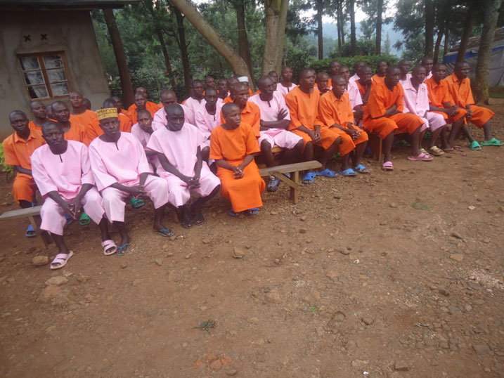 Abagororwa 50 bari bafungiye muri gereza ya Rusizi barishimira imbabazi bahawe.