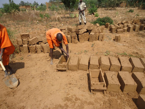 Abagororwa barimo kubumba amatafari yo kubakira Mukaremera.