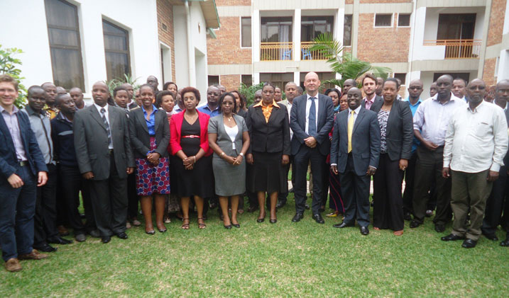 Abahagarariye imiryango itegamiye kuri Leta, aba MINIJUST na UNDP bafata ifoto y