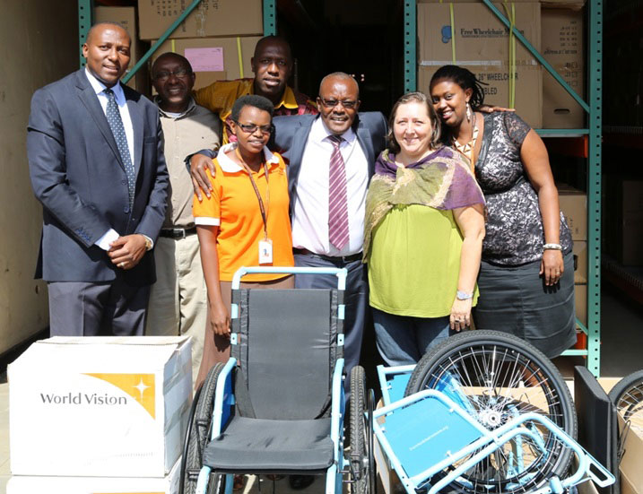 Abahagarariye imiryango yombi mu muhango wo guhererekana intebe zagenewe abamugaye.