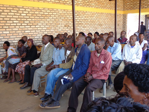 Abahagarariye impunzi mu byiciro bitandukanye baganira n'abadepite b'Ububiligi.