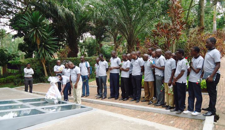 Abahagarariye urubyiruko muri Musanze bunamiye abazize Jenoside bashyinguwe ku Gisozi.