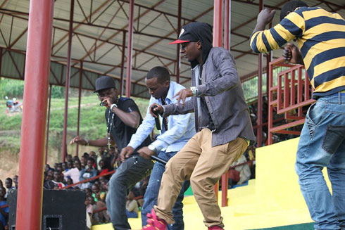 Abahanzi bagize itsinda rya Dream Boys hamwe na Tom Close basusurukije abitabiriye ibirori.