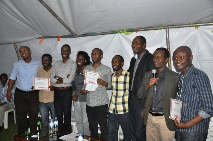 Abahawe ibihembo bose bari kumwe na bamwe mu bayobozi ba Kigali Today.