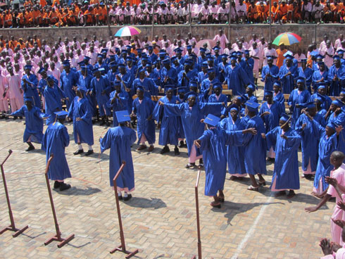 Abahawe impamyabumenyi bari bambaye ku buryo budasanzwe bahimbawe muri iyo myambaro y