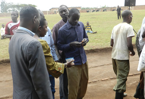 Abahawe inka babanzaga gutombora iyo buri wese ari butahane.