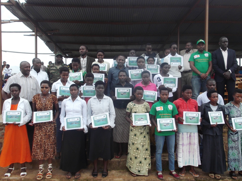 Abahawe ubumenyi muri mudasobwa no kudoda imyenda barahamya ko buzabafasha kwibeshaho.