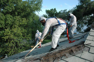 Abahuguriwe gukuraho asibesitosi, bambara imyenda yabugenewe kandi bakikwiza hose.