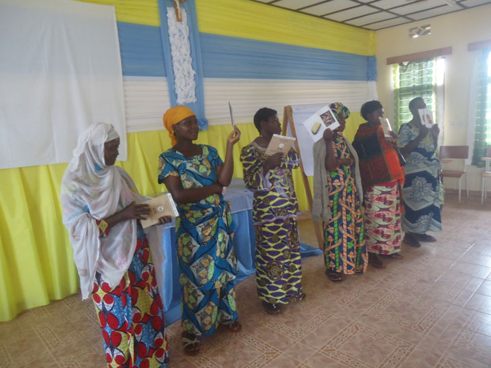 Abahuguwe ku isuku bagaragaza ko ibyo bize ku isuku babifashe.