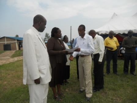 Abahuguwe bahawe certificates.