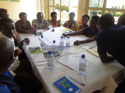 Abahuguwe bari mu biganiro mu matsinda bigira hamwe uko bakemura ikibazo cy