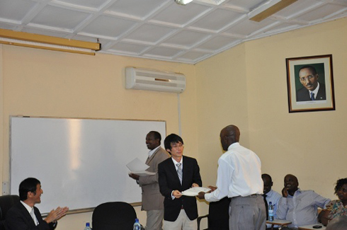 Abahuguwe hari guhabwa impamyabumenyi zabo.