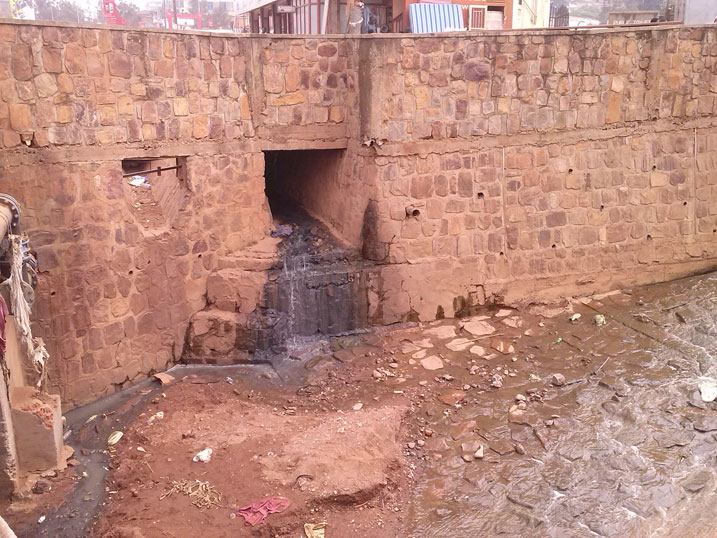 Iyi ruhurura iri imbere y'amashyirahamwe niyo abajura binjiramo bagatungukira mu mugezi wa Nyabugogo.