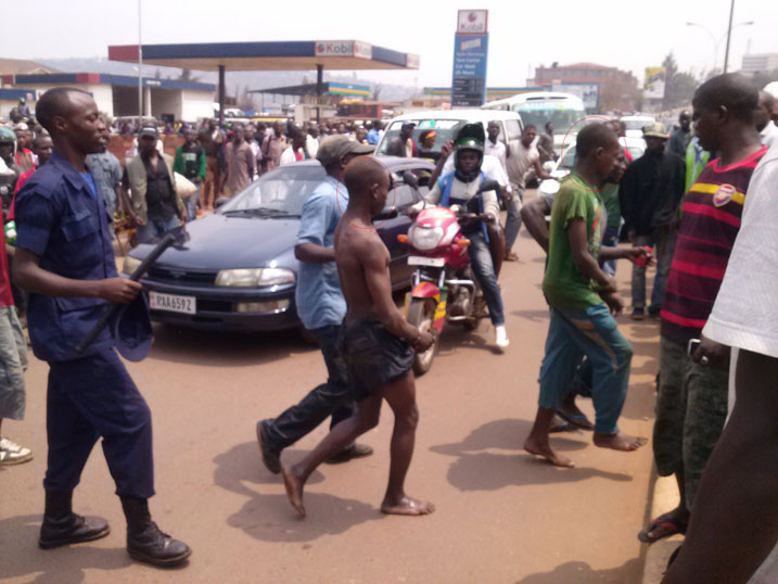 Abajura babiri muri batatu bafashwe na Polisi muri Nyabugogo bakekwaho kwiba amafaranga miliyoni zisaga 15.
