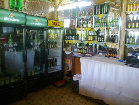 Abajura binjiye aha maze bigabiza inzoga zose zihenze bashakaga zo mu bwoko bwa “liqueur”.