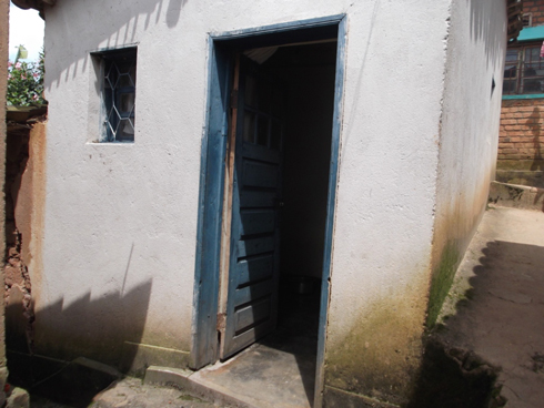 Abajura bakinguye inzu y