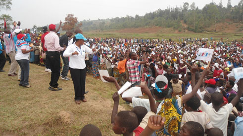 Abakandida Spéciose Mukandutiye na Dr Alphonse Nshimiyimana bishimiwe n'abaturage b'i Save