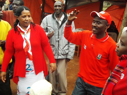 Abakandida babiri ba FPR bahagarariye akarere ka Rutsiro basabye abaturage kuzayihundagazaho amajwi kugira ngo ibikorwa by'iterambere byiyongere.