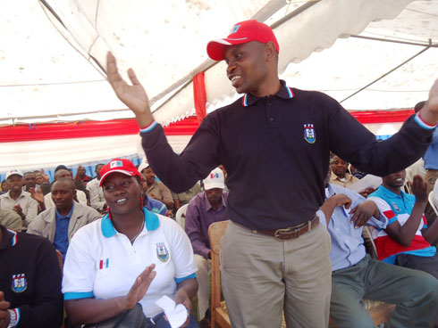 Abakandida babiri ba FPR bo mu karere ka Nyabihu; uhagaze i buryo Erneste Ntamugabumwe ndetse na Uwacu Julienne ibumoso wicaye.