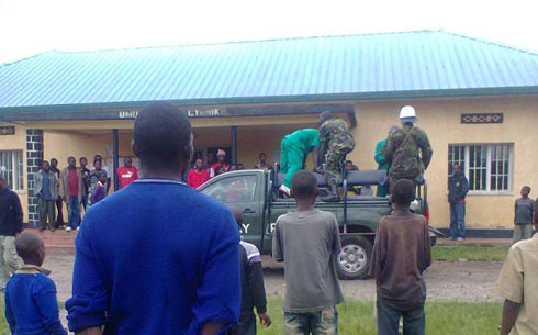 Abakatiwe bavuye gusomerwa bari kurizwa imodoka ya Military Policy yabazanye.