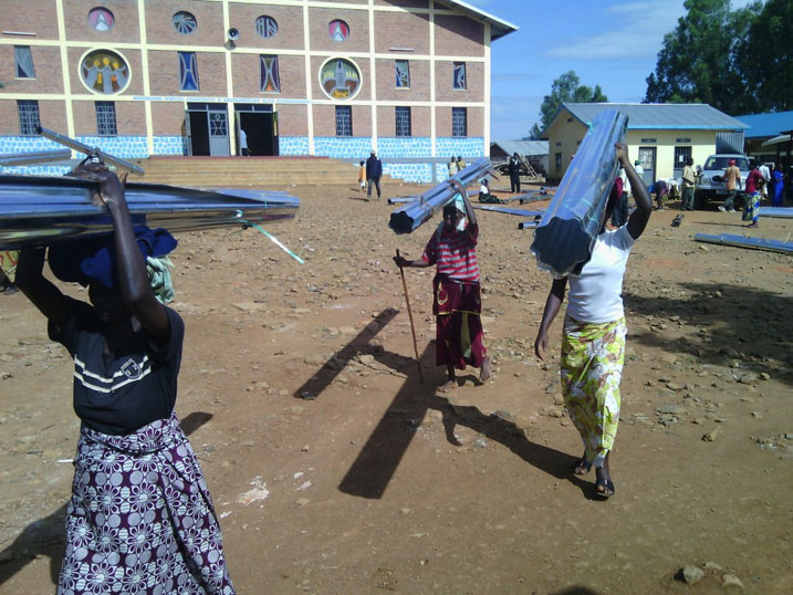Abakecuru n'abasaza ngo basezereye imvura n'izuba byababuzaga umutekano kubera kuba ahadasakaye.