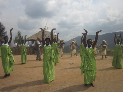 Abakerarugendo bashaka kumenya ibyakorerwaga i Bwami babyinirwa imbyino gakondo..