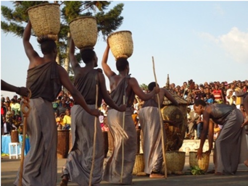 Abakinaga umukino baturukaga ahantu hameze hatyo bakahita ikambere.