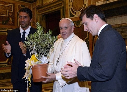 Abakinnyi Buffon na Messi bashyikiriza Papa Francis igiti cyo mu bwoko bwa Olive.