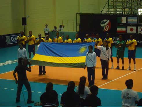 Abakinnyi b'ikipe y'u Rwanda baririmba indirimo yubahiriza igihuhu.