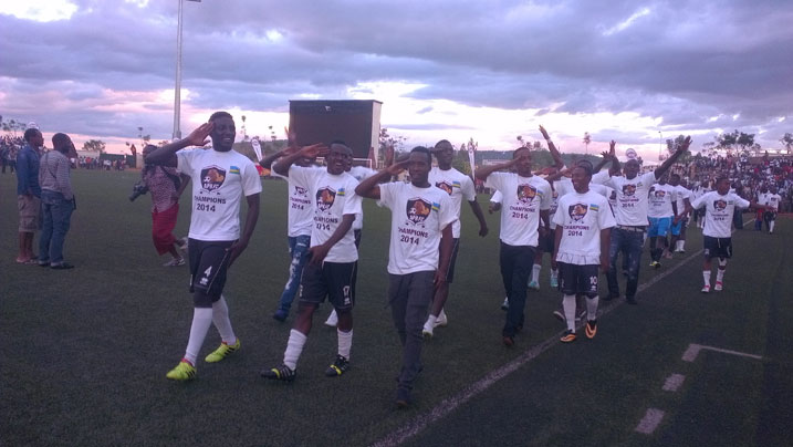 Abakinnyi ba APR FC babanje gukora imyiyereko mbere yo guhabwa igikombe.