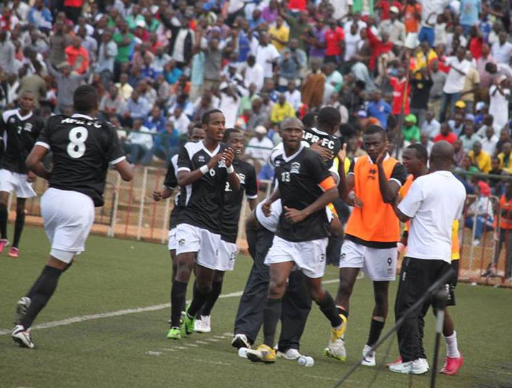 Abakinnyi ba APR FC bafatanya na Ndahinduka Michel kwishimira igitego yari amaze gutsinda.